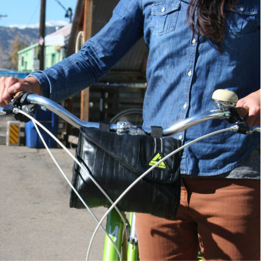 green guru cruiser cooler bike handlebar bag made of upcycled bike tubes close up green guru