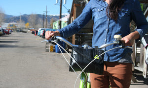 green guru cruiser cooler bike handlebar bag made of upcycled bike tubes in use green guru lifestyle